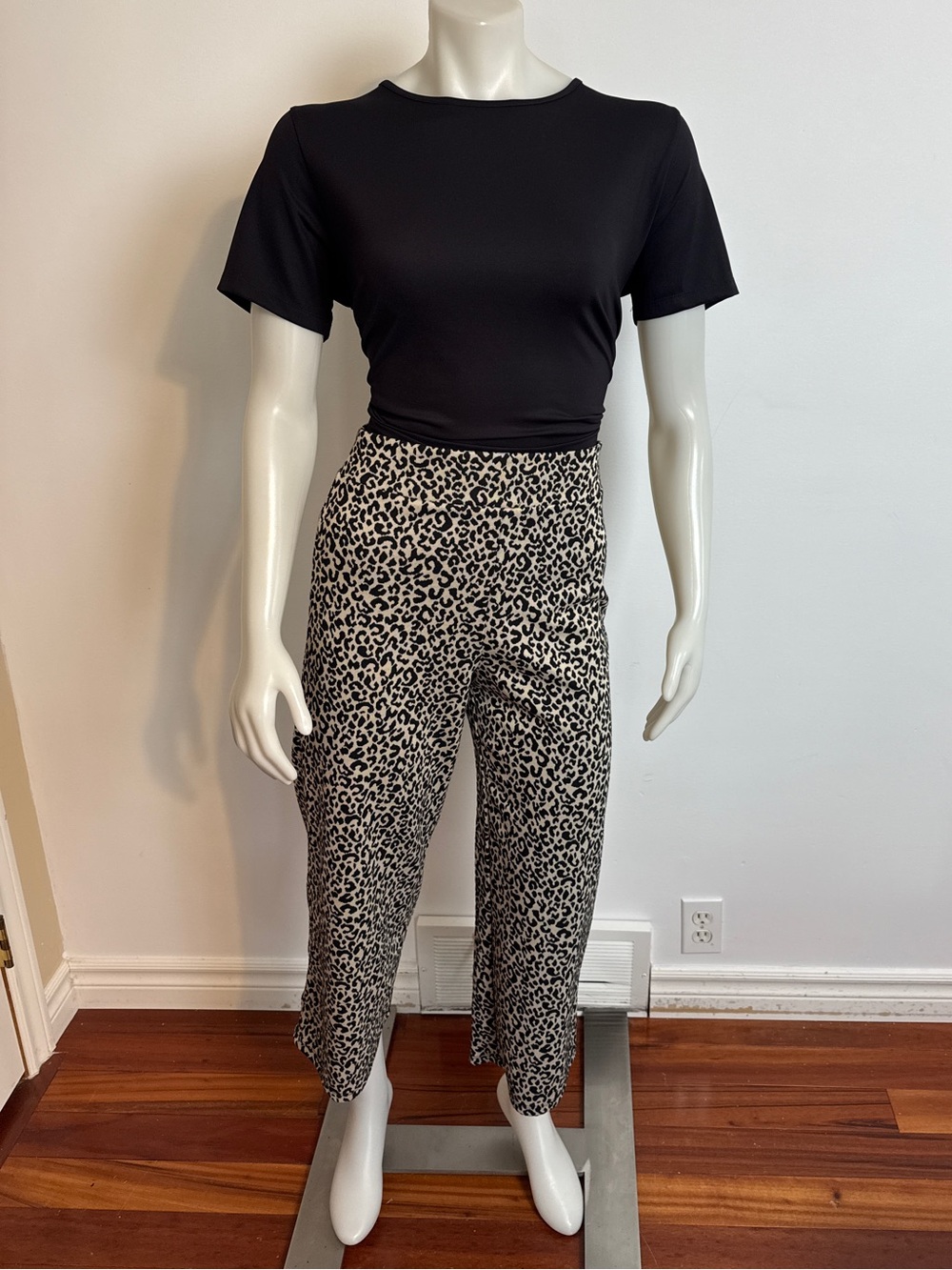 ZARA - high waisted Leopard Print Cropped Wide Leg pants. Medium fits small